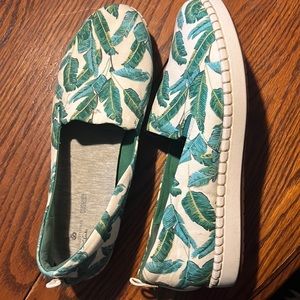 Cloudsteppers by Clark’s with leaf print women’s 11